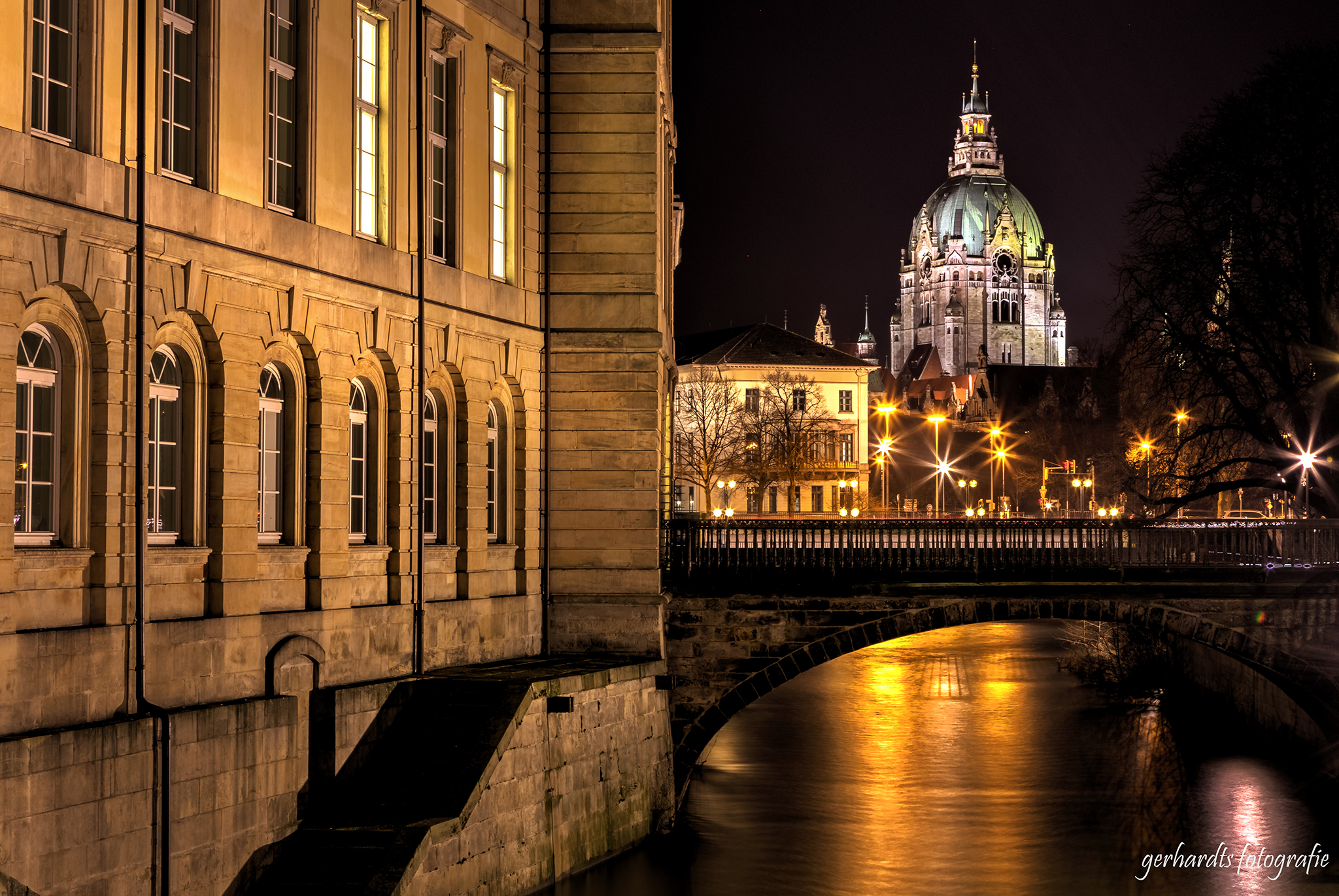 Blick vom Leineschloss zum Neuen Rathaus bei Nacht | Fotograf Hannover