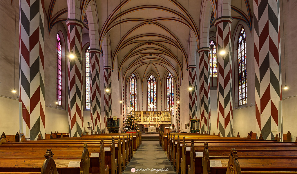 Fotogenes Göttingen | Innenraum der St.-Jacobi-Kirche | HDR aus 5 Einzelbildern. Kamera-Einstellungen: Blende: 8, Belichtungszeit: 4 Sek. (-4,-2,+2,+4 Blendenstufen), Lichtempfindlichkeit: ISO 100, Brennweite: 16 mm